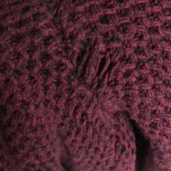 10 / $10 O’Hanlon Mills sweater in burgundy & black - Picture 5 of 7